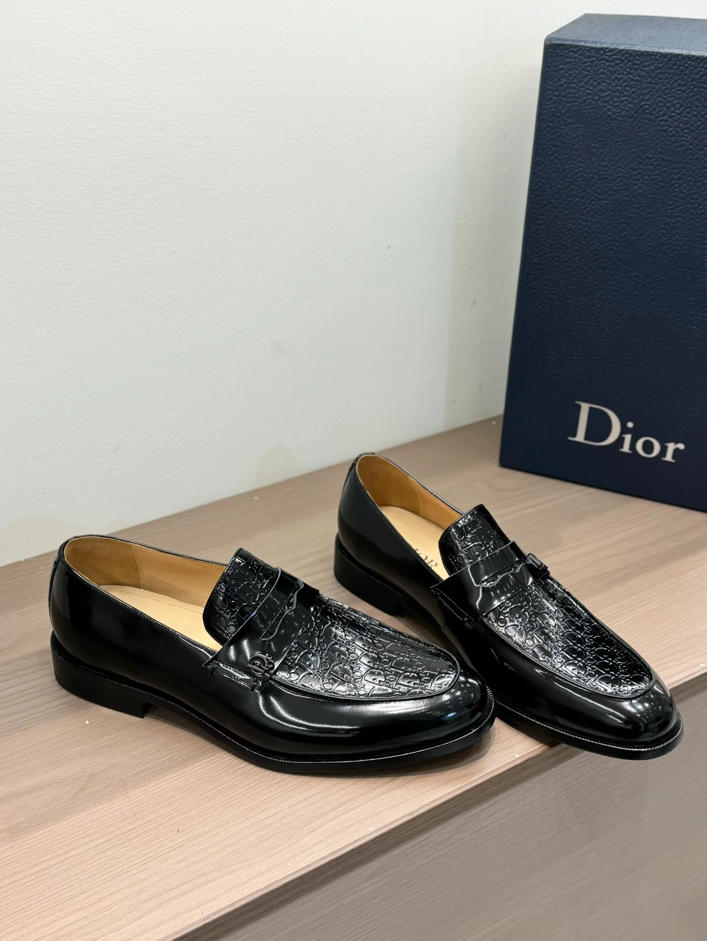 [Dior Dior] Top P: 960💰 Standard code 39-44 (38.45.46 custom-made, non-refundable and non-exchangeable) Dior Dior's latest high-end men's boutique casual leather shoes, the upper is carefully made of black cowhide/open-edge beaded leather/high-mercerized frosted cowhide, the classic silhouette shows elegance, and the upper strap is matched with a metal-coated CD Icon decorative buckle to enhance the style. Comfortable and lightweight, the Italian leather sole features anti-slip rubber inserts. The Blake structured leather sole with anti-slip details showcases Dio*'s exceptional craftsmanship. Elegant and refined, it can be matched with all kinds of suits.